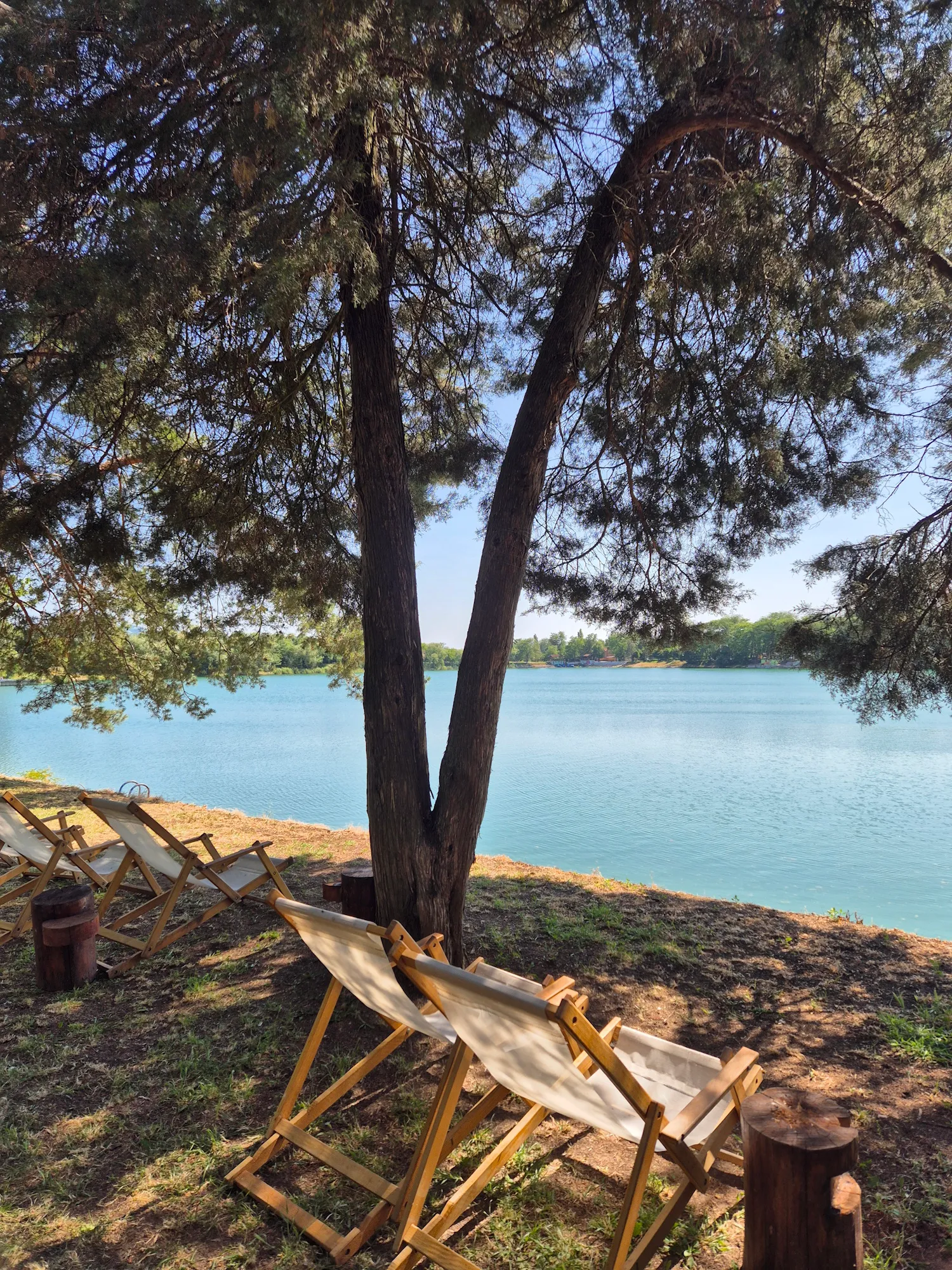 Bašta restorana sa pogledom na jezero