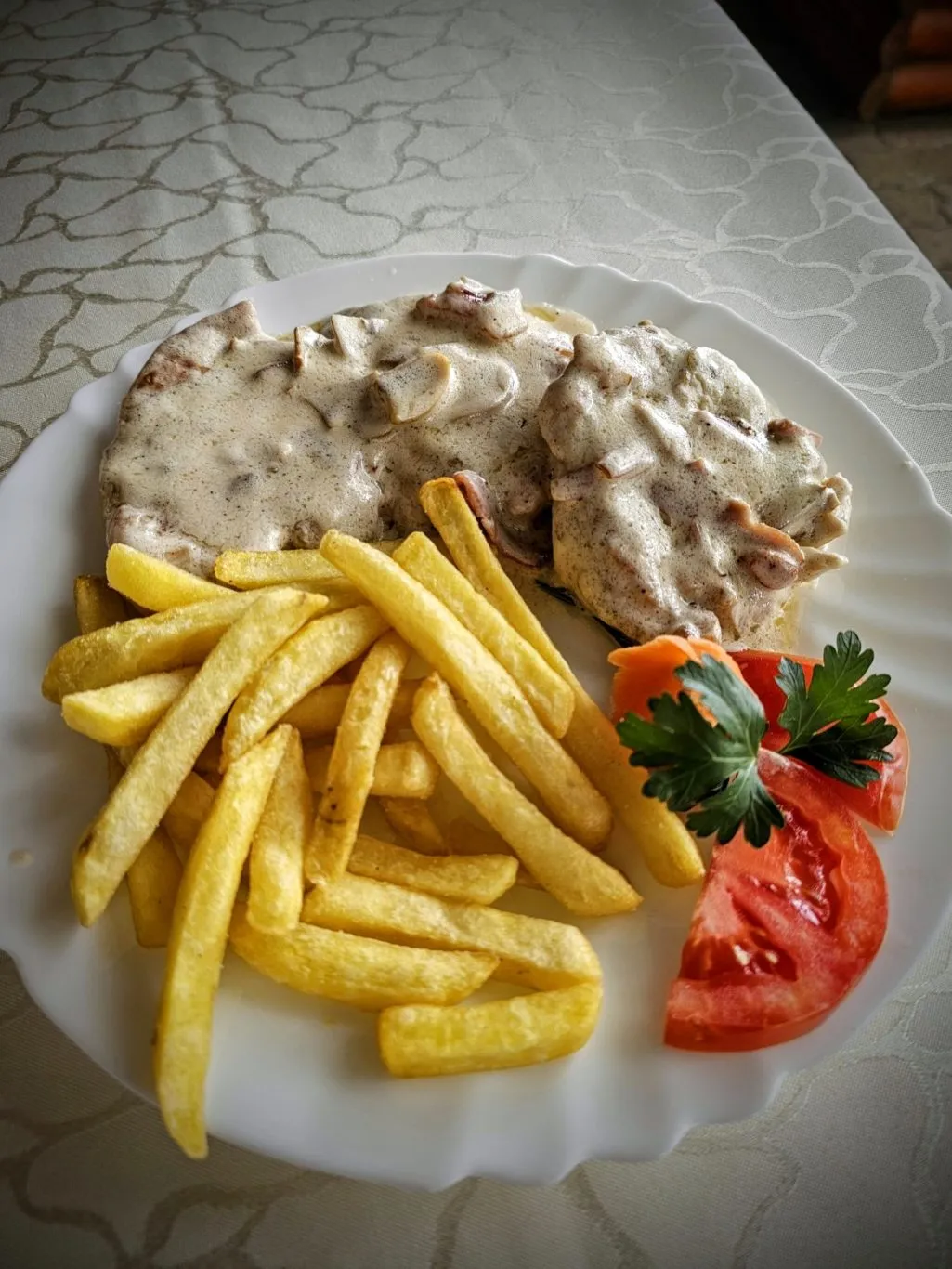 Piletina u sosu od pečuraka sa pomfritom
