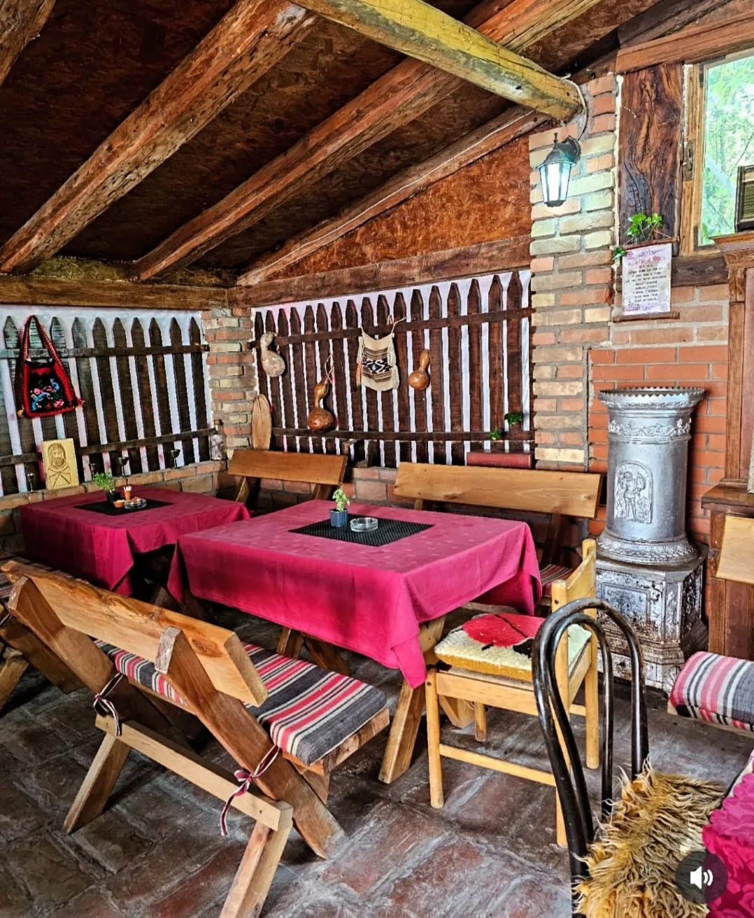 Rustičan zatvoreni deo restorana